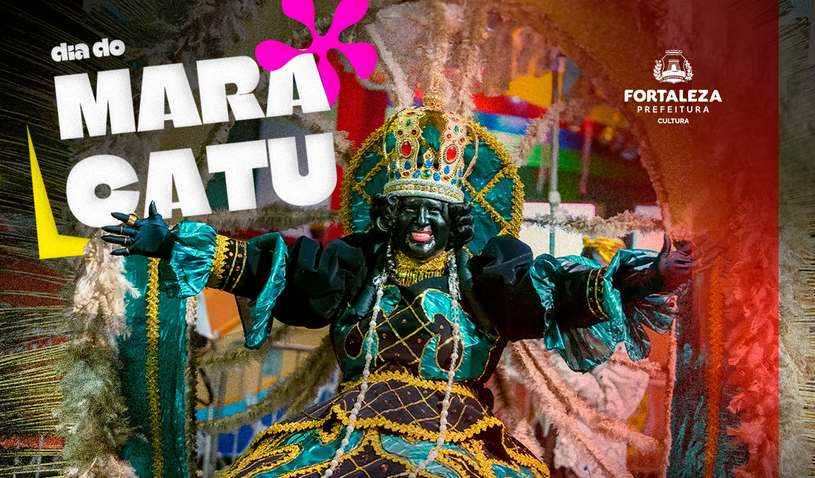 a foto mostra uma rainha do maracatu, com o rosto pintado de preto, usando coroa e vestido nas cores azul, preto e dourado